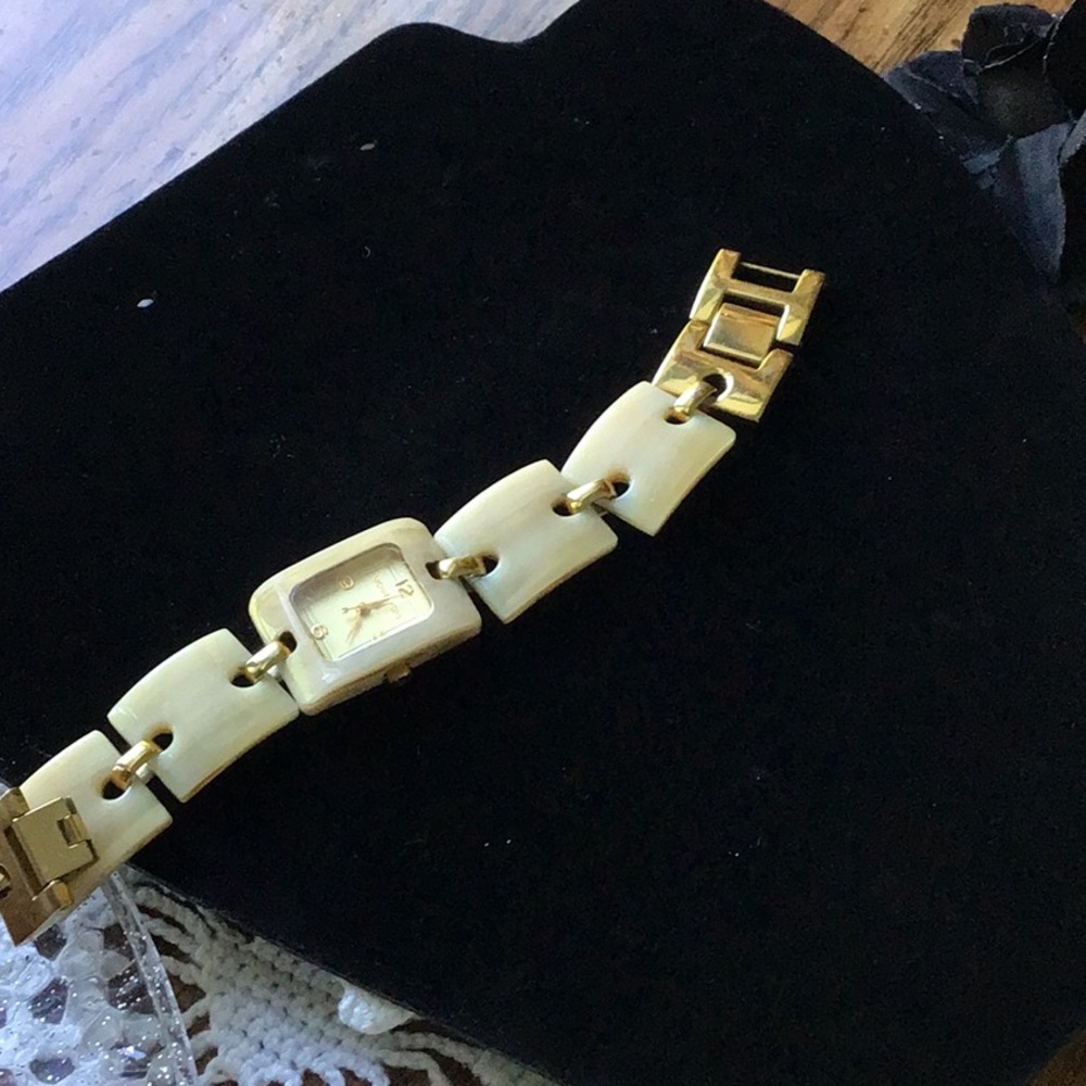 Michael Kors Tortoise Shell Watch - Picture 4 of 7